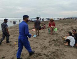 Petugas Gabungan Rutin Gelar Patroli di Pantai Pangandaran