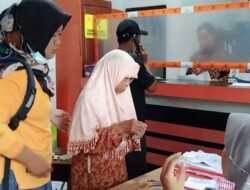 Petugas Kantor Pos di Pangandaran Salurkan BST ke Penerima yang Sakit