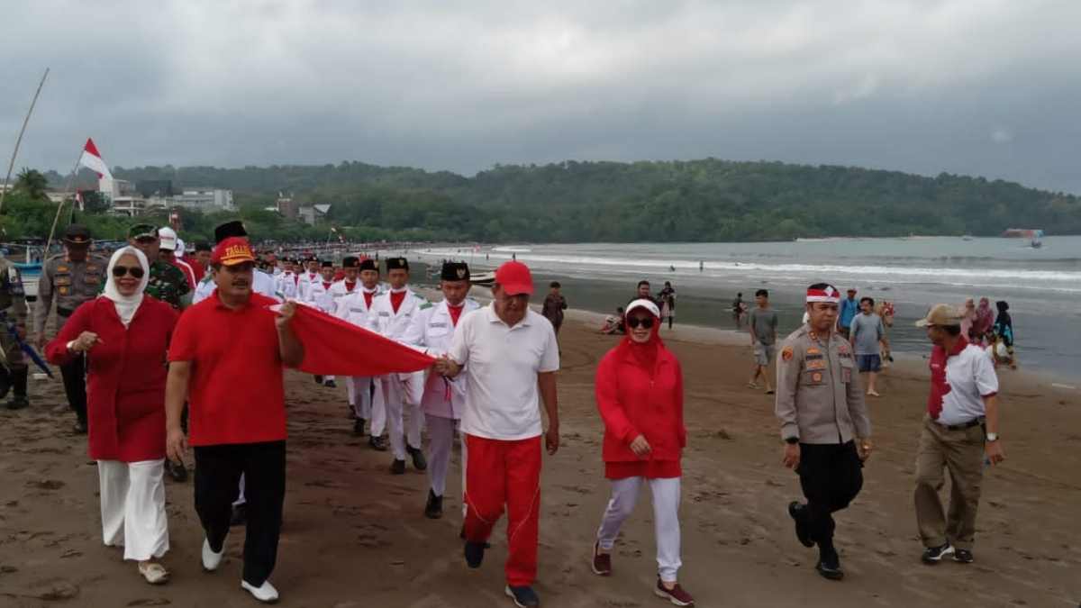 Bendera Merah Putih 1 KM Diarak Warga di Pantai Pangandaran