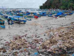 Sampah di Laut Pangandaran Sulit Diatasi
