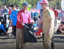 Hari Peduli Sampah Nasional, Warga Pangandaran Bersihkan Pantai Batu Hiu