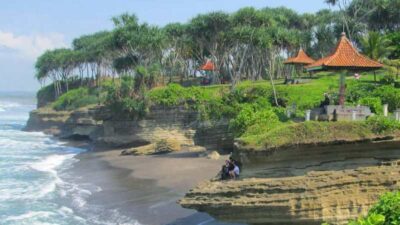 Pantai Batu Hiu Dijuluki Tanah Lot Jawa Pangandaran