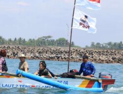 Prabowo Subianto Bagikan 10 Perahu ke Nelayan Pangandaran