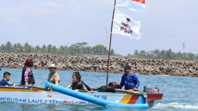 Prabowo Subianto Bagikan 10 Perahu ke Nelayan Pangandaran