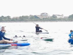 Tak Sembarang Ngopi dan Main Paddle di Tengah Laut Pangandaran, Ini yang Dilakukan Iwan Bule dan Susi