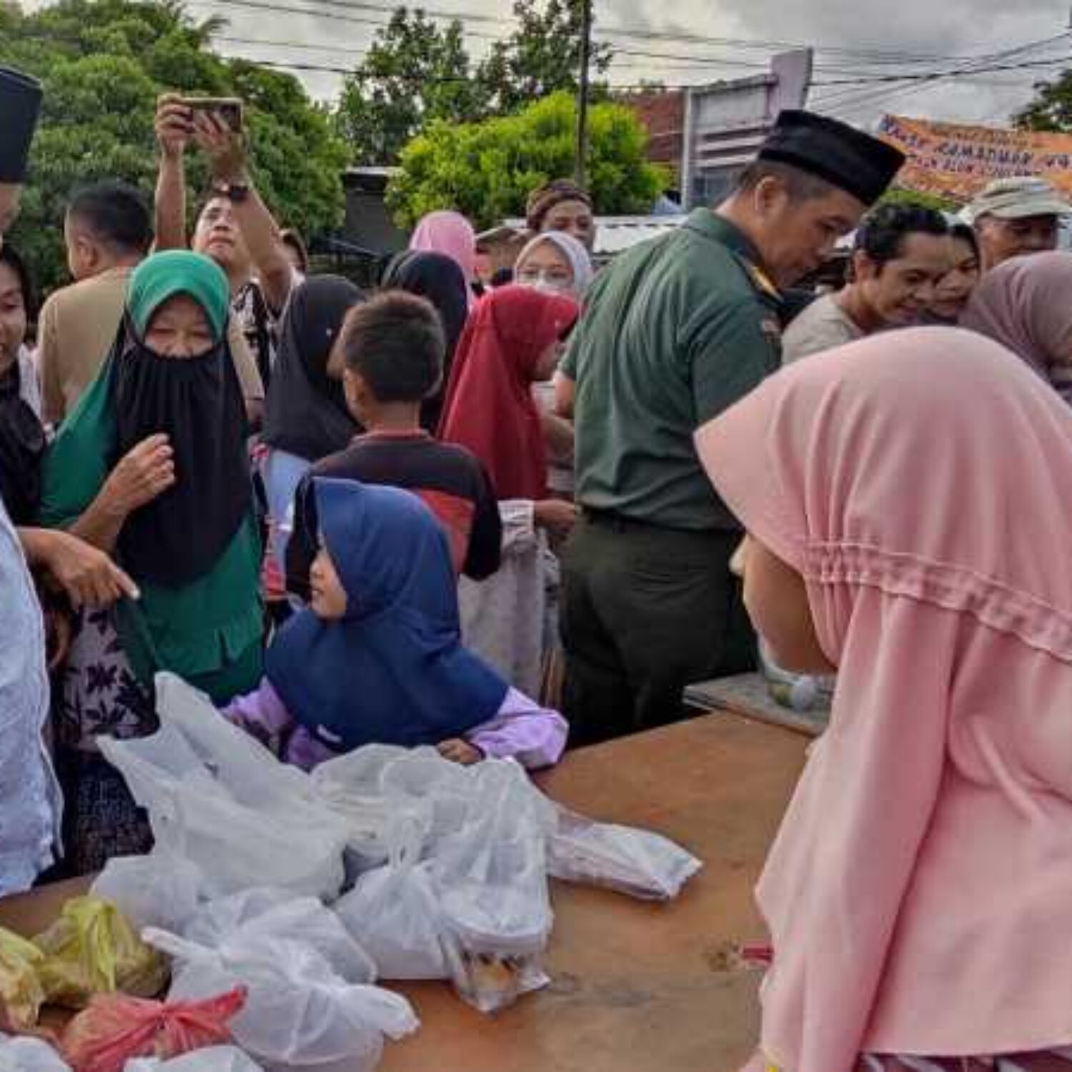 Dadang Okta Borong dan Bagikan Ribuan Takjil di Bunderan Cijulang, Siapa Dia?